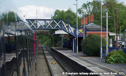 Evesham railway station by Matt Buck, CCL